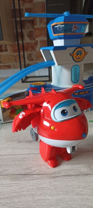 Baza Super Wings plus małe samoloty i duży Jetek