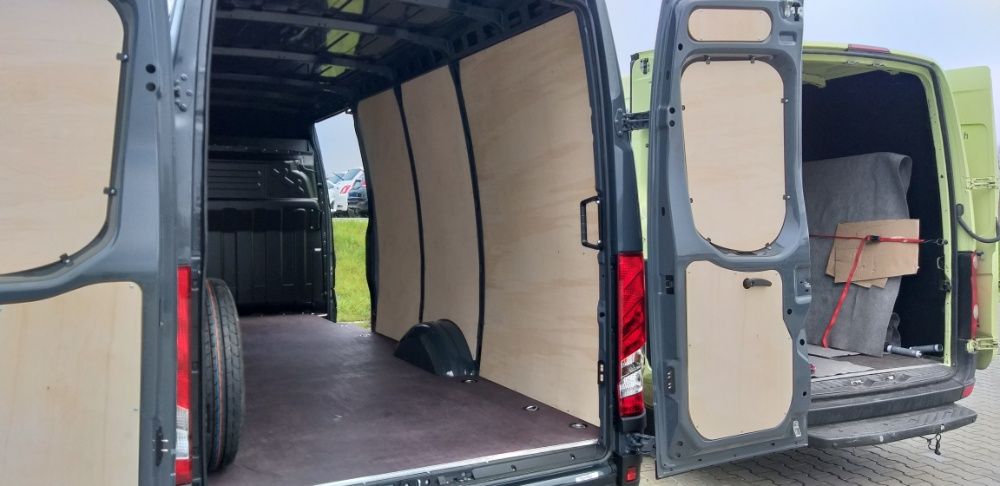 Zabudowa busa Iveco Daily, tworzywo sztuczne, sklejka, podłoga, boki