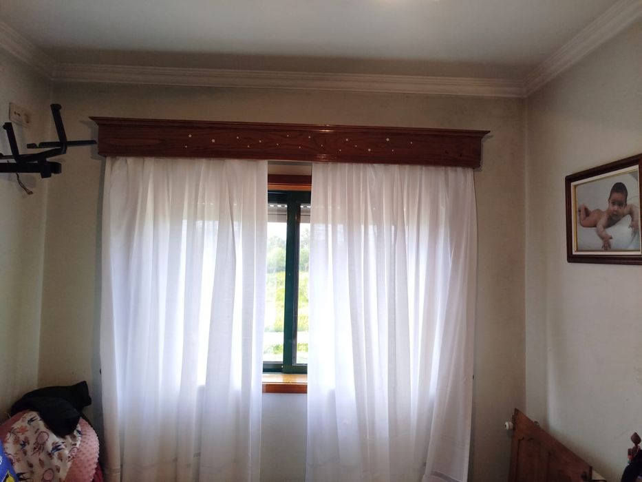 Sanefa para colocar acima das janelas