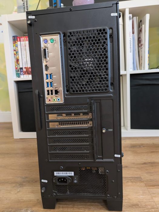 Komputer gamingowy w zastawie z monitorem