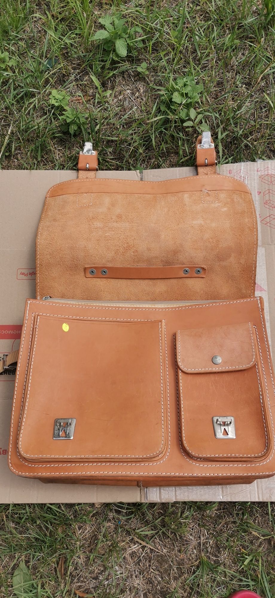 Чудовий шкіряний портфель коричневого кольору в гарному стані.