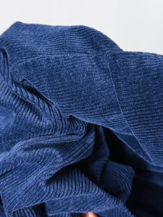 Granatowa sukienka sztruksowa na szerokich ramiączkach z guzikami 4XL