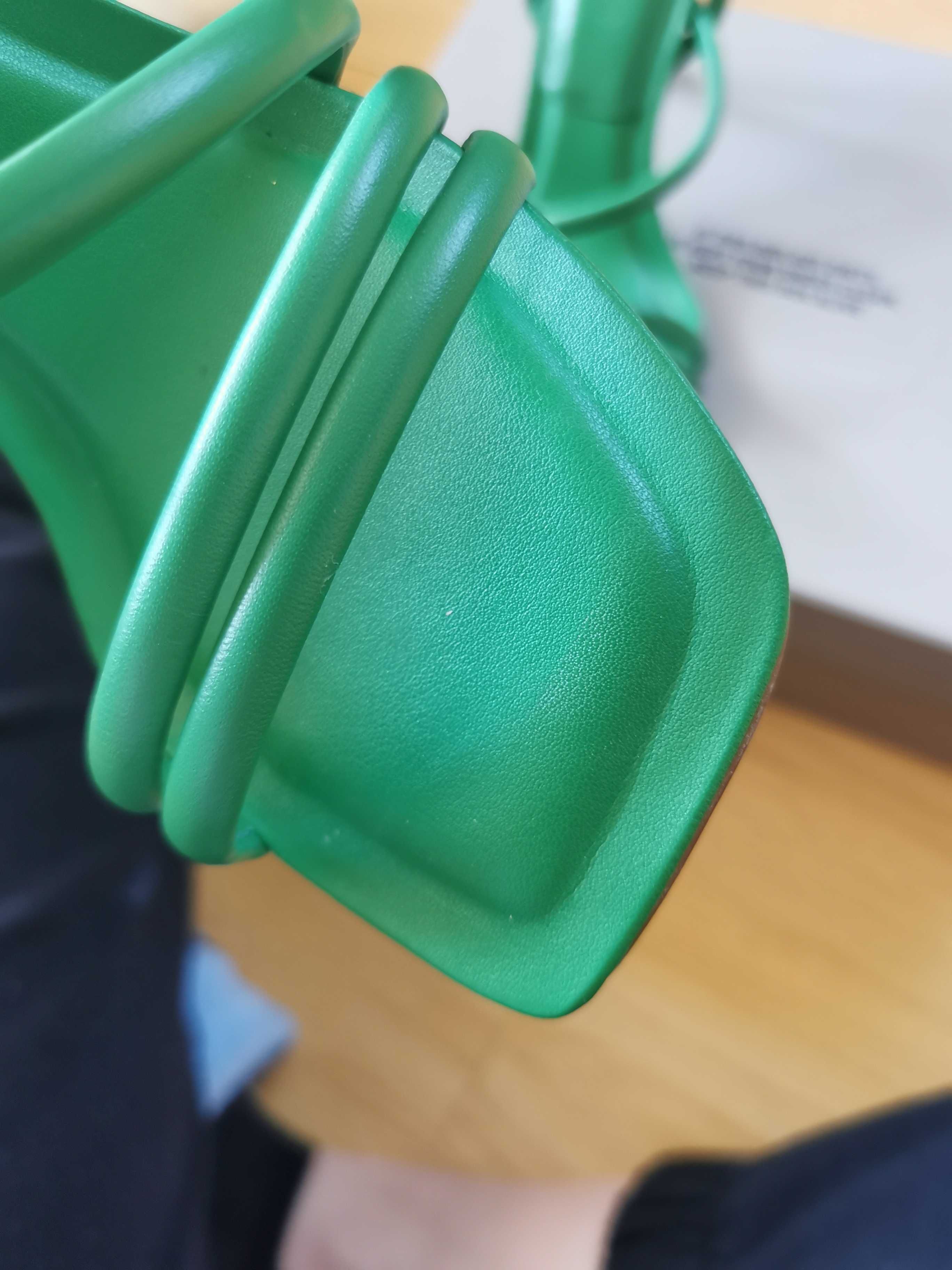Sandałki ma obcasie Kazar
