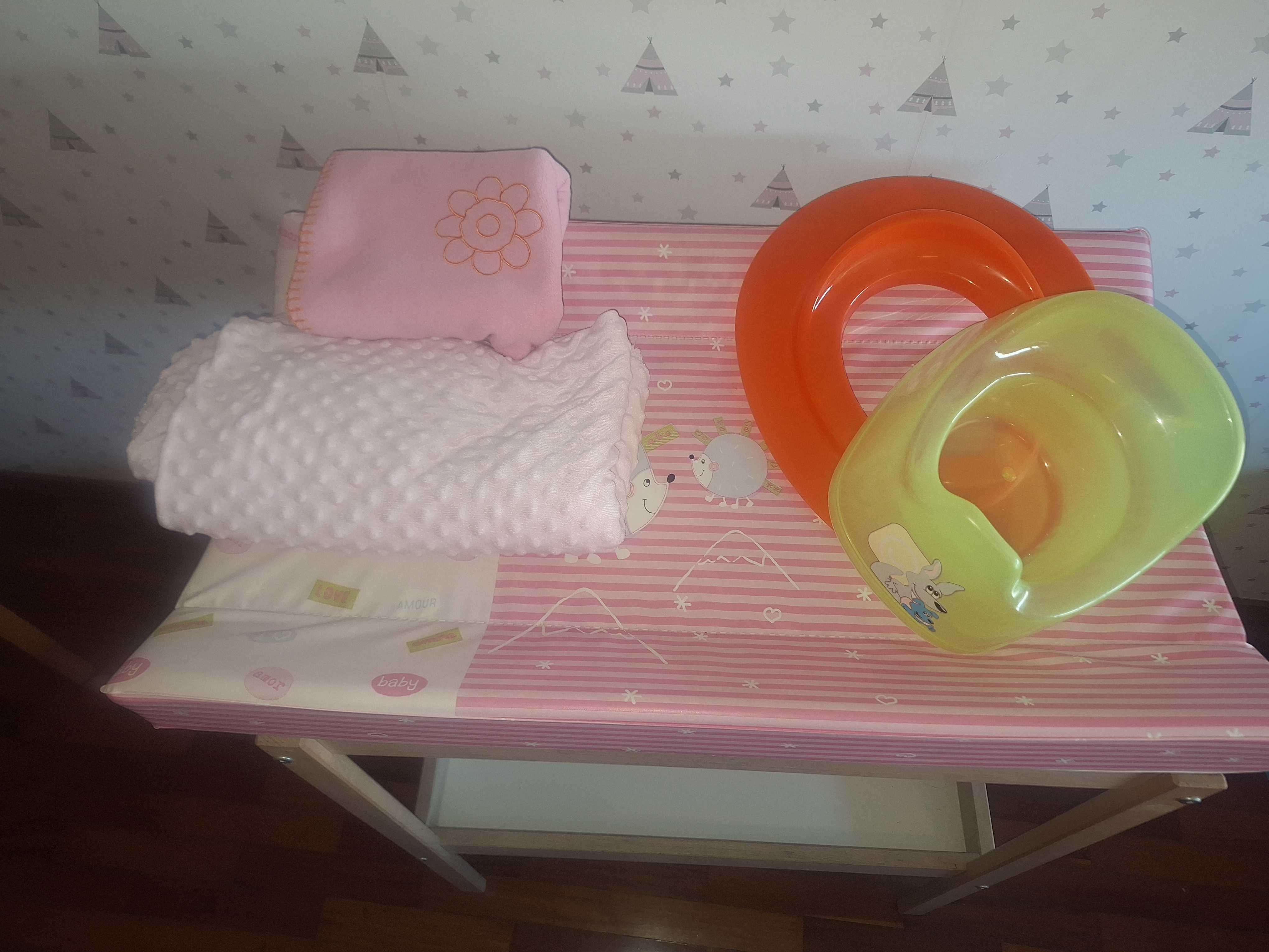 Muda fraldas + pote e redutor + 2 mantas novas