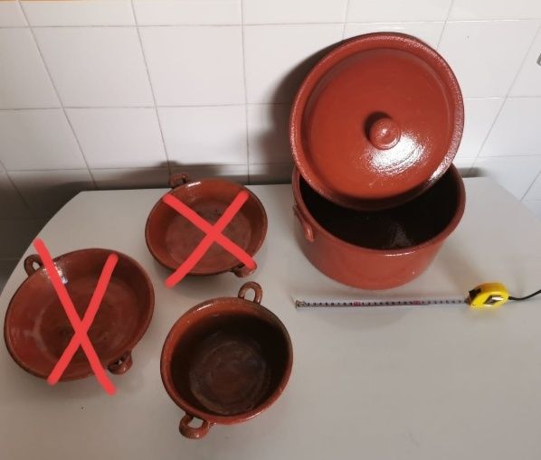 Caçarolas em barro vidrado