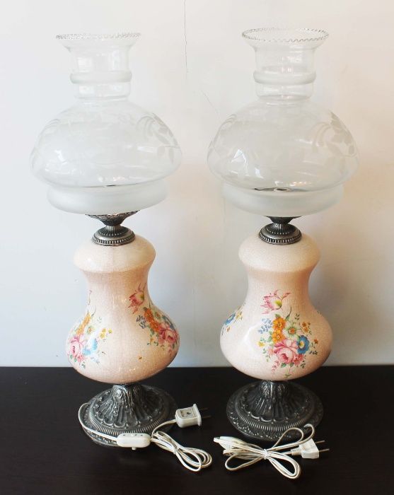 Par de candeeiros antigos com abajur em vidro e base em porcelana