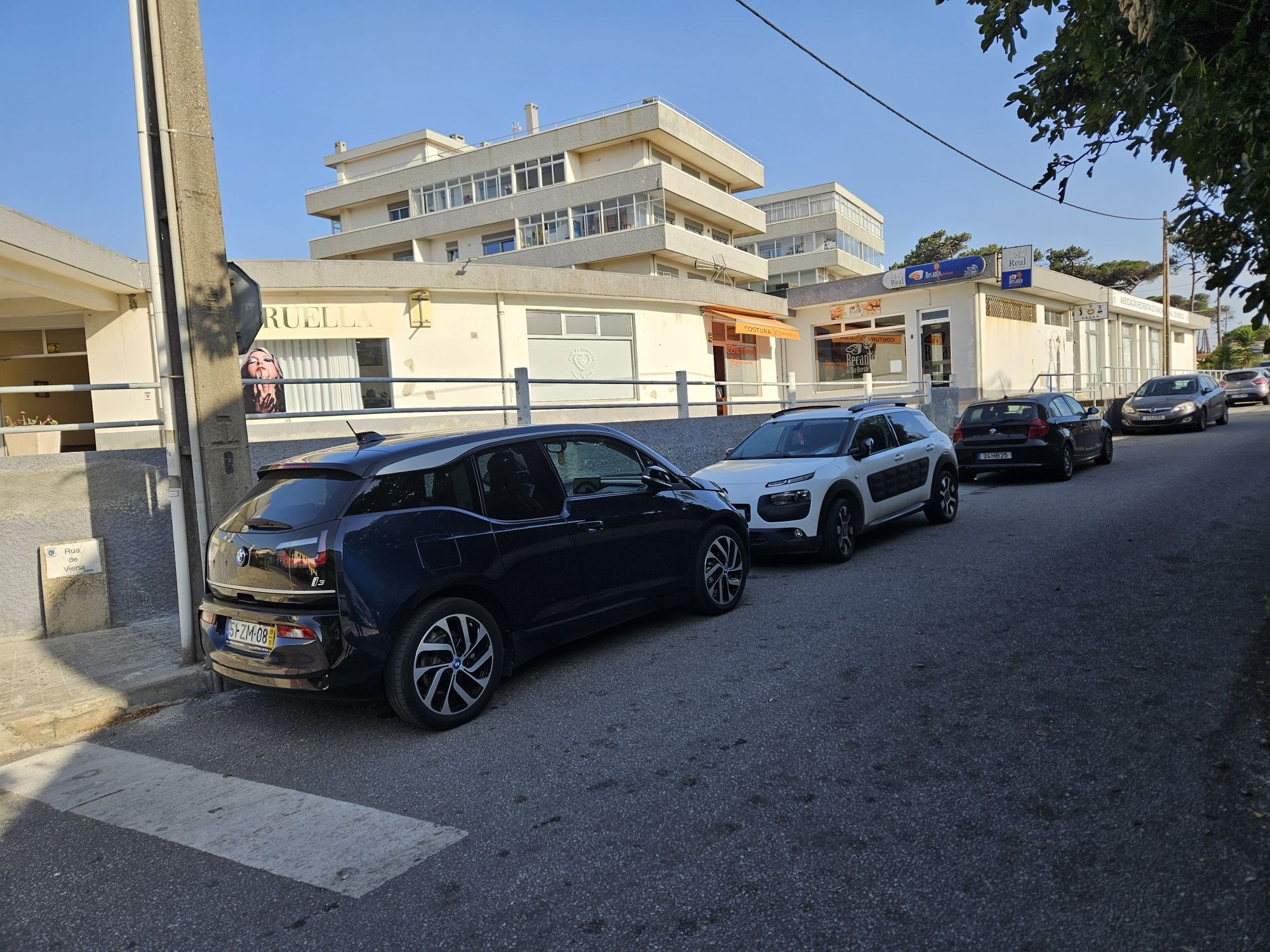 Lugar de garagem grande com arrumo