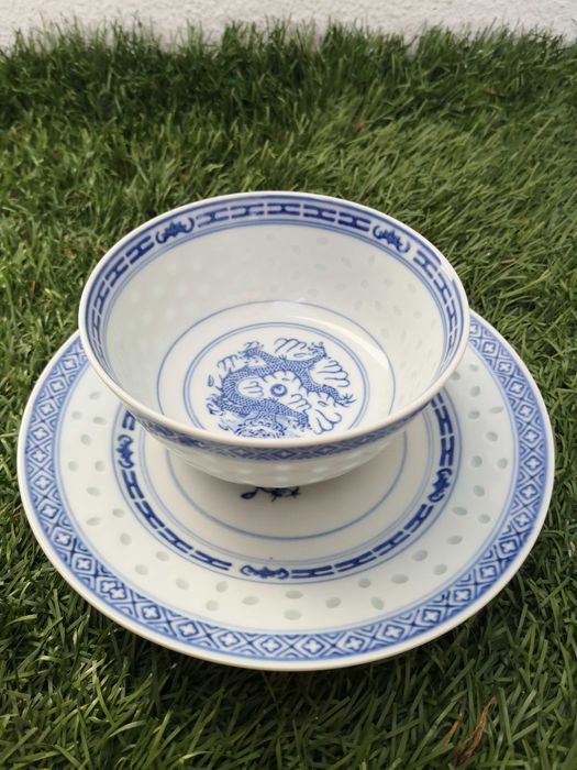 Conjunto de pratos e taças