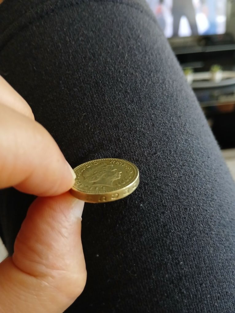 Moeda one pound letras invertidas