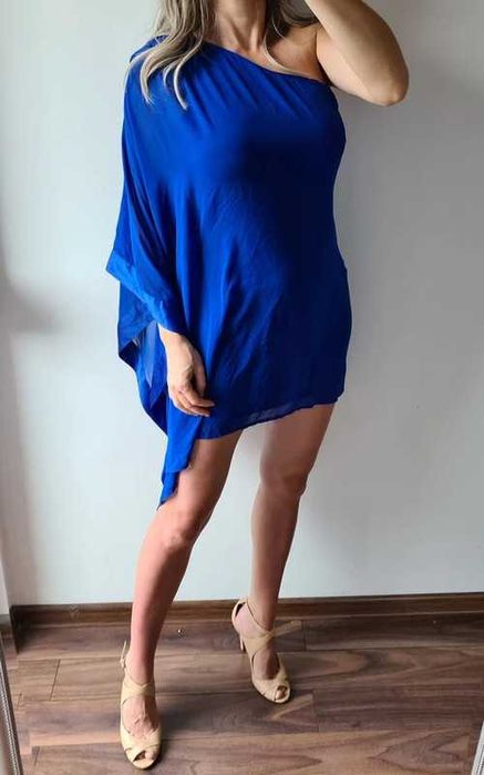 Lipsy niebieska sukienka peleryna na jedno ramię M
