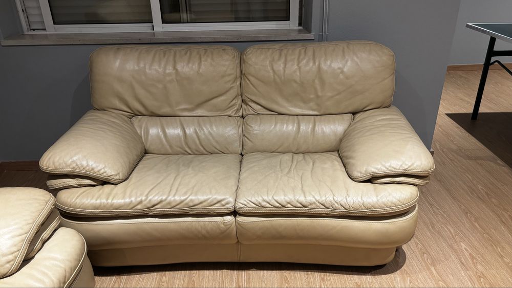 Sofas 100% de couro e base em madeira