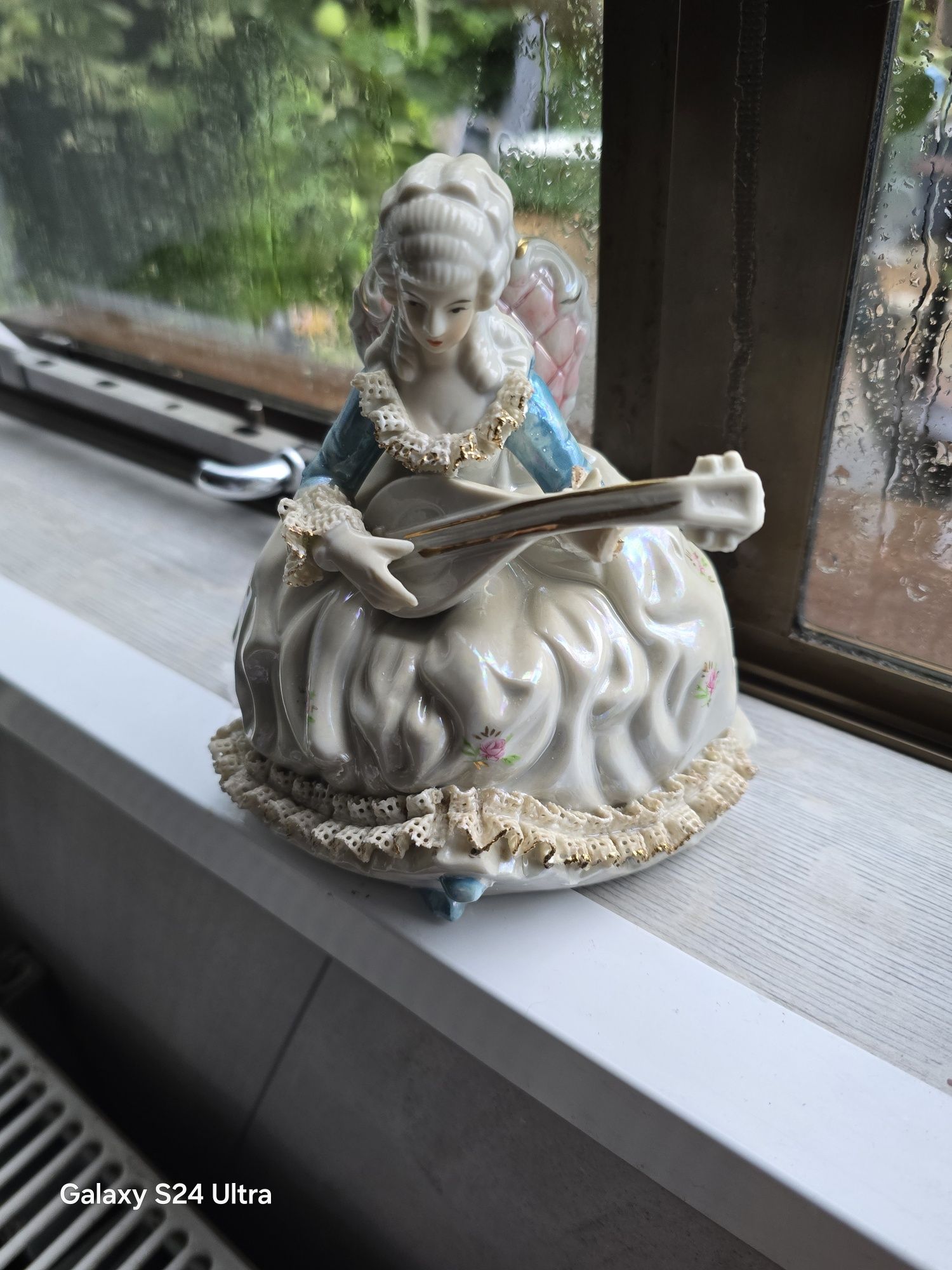 Figurka przedstawia dame