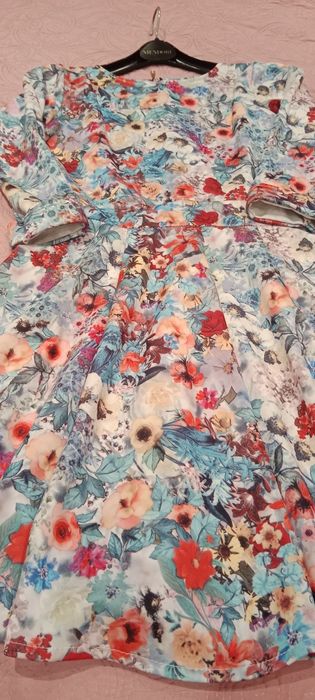 Piękna sukienka w kwiatki 152