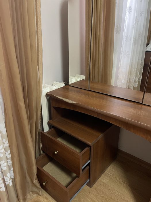 Спальний гарнітур (ліжко, приліжкові тумби, туалетний столик