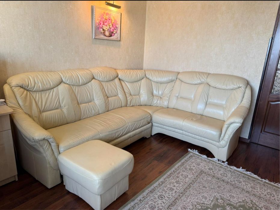 Диван шкіряний розкладний з пуфом