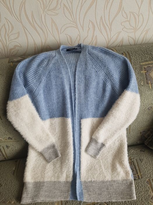 Голубой кардиган с меховыми рукавами