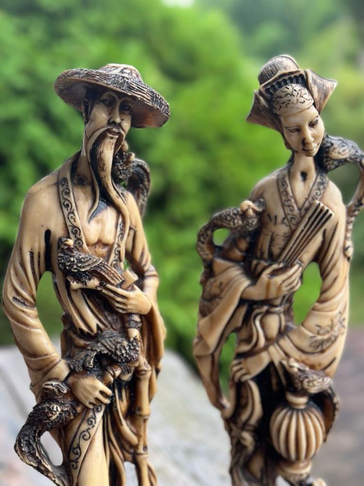 Stare chińskie figury kobiety i mężczyzny, z ptakami na szczęście