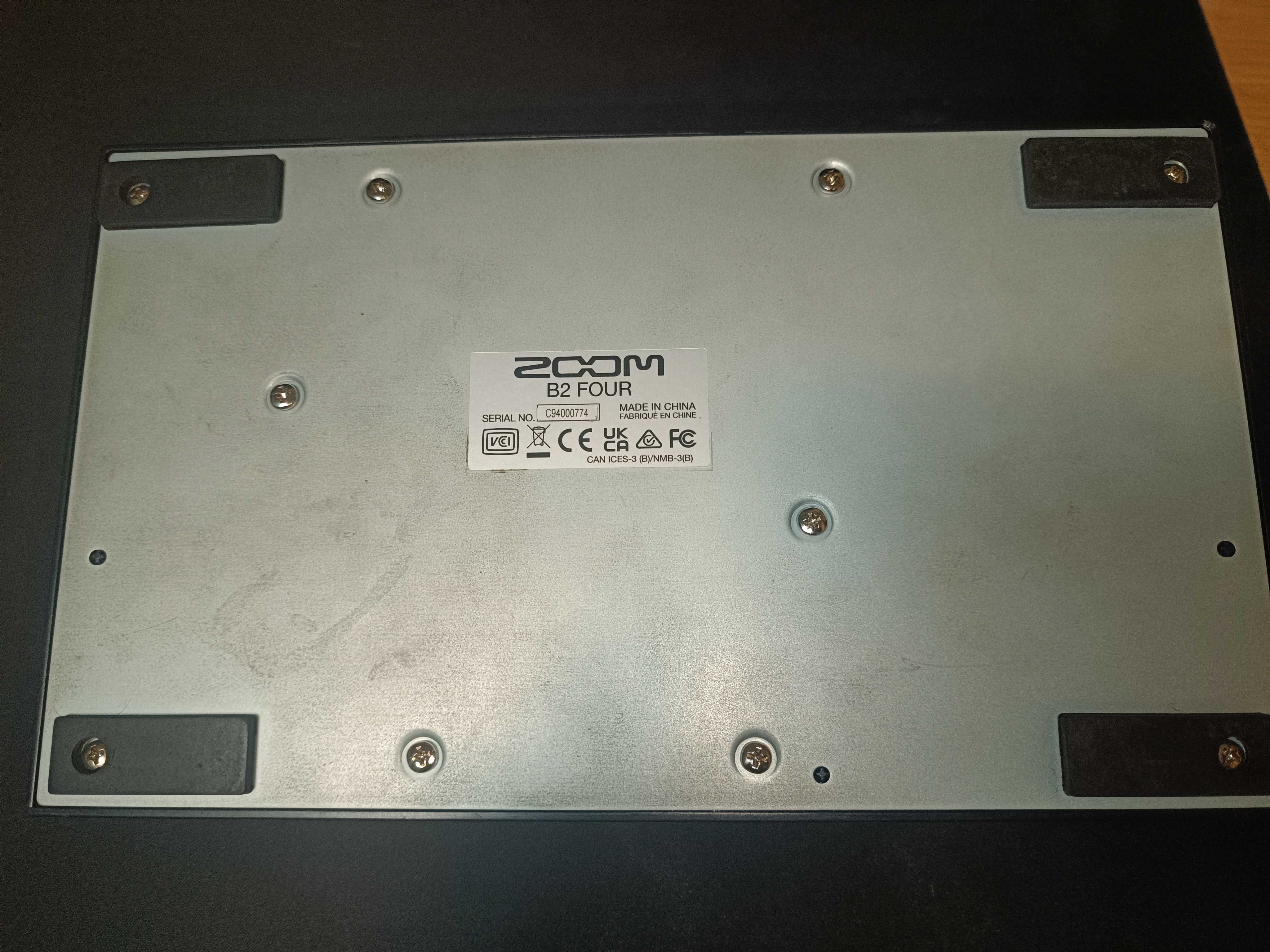 Pedaleira de efeitos de baixo - Zoom B2 FOUR