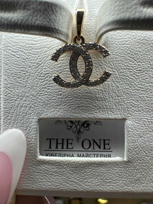 Різноманітні золоті підвіски