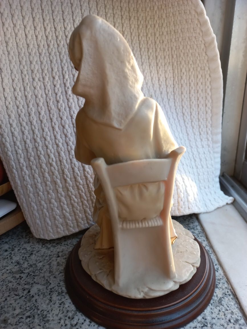 Estatueta "Mãe amamentando o filho" em marfinite