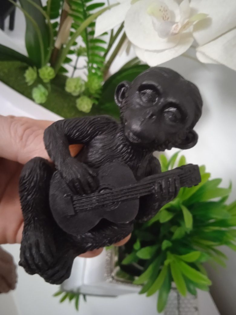 Figurka dekoracyjna czarna małpka z gitarą