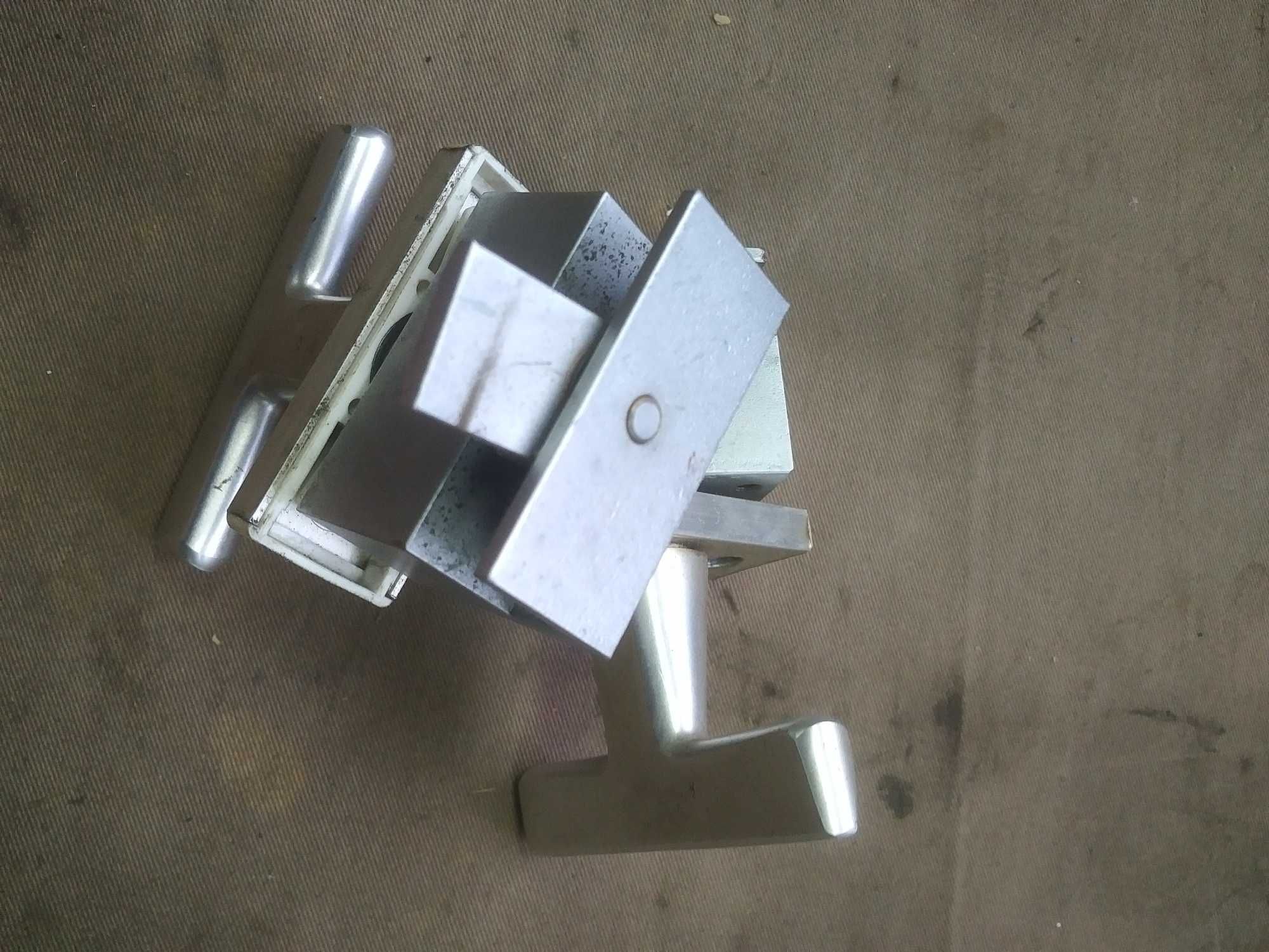 Zamek do szaf metalowych
