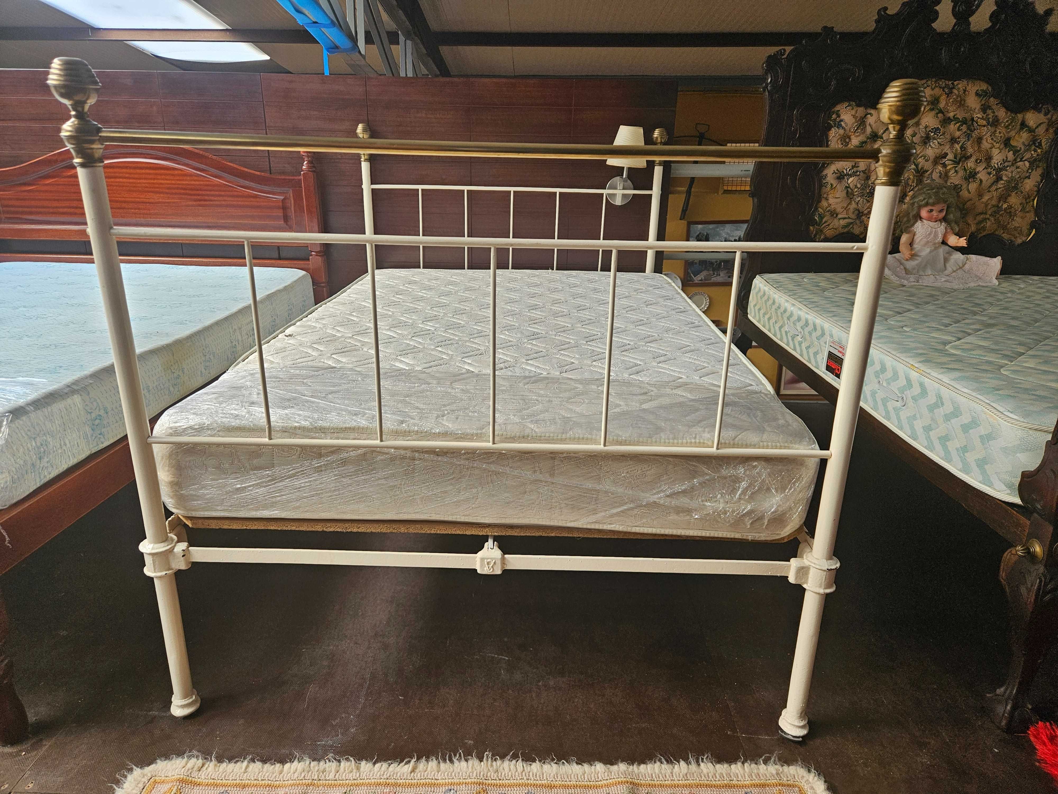 Cama de ferro antiga com estrado e colchão - Bom es