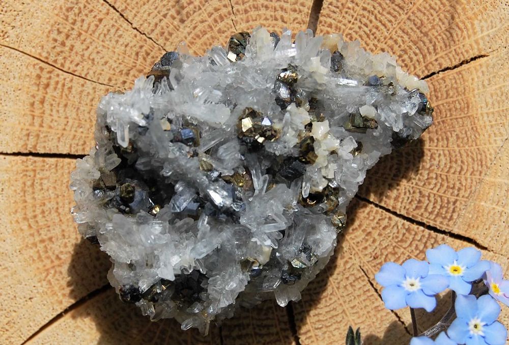 Kryształ górski, piryt, sfaleryt, szczotka, łezka, kropla