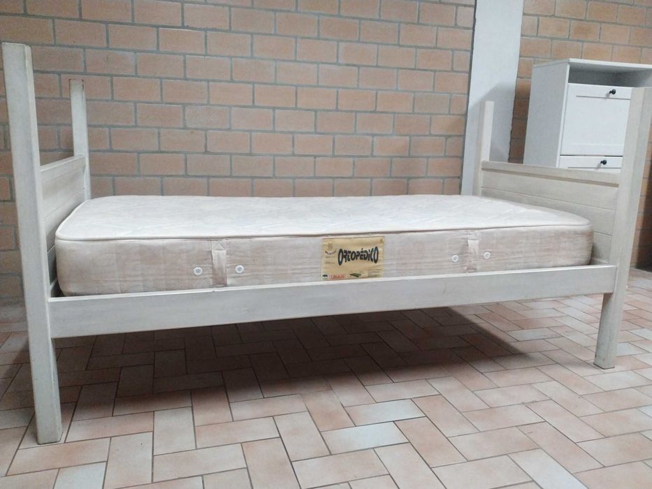 Estante em madeira. Cama individual.