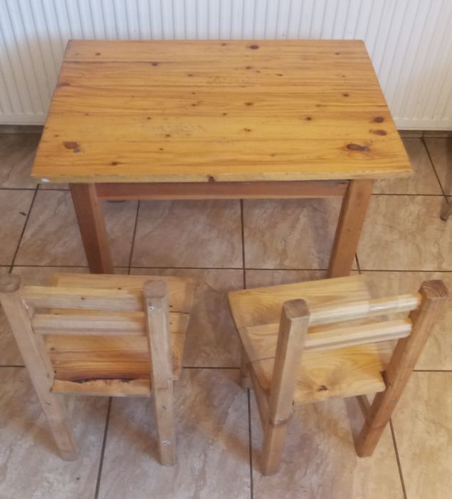 Oddam za darmo stolik i 2 krzesełka. Rezerwacja do soboty.