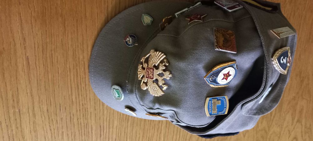 Czapka wojskowa rosyjska +20 odznaczeń , wpinek