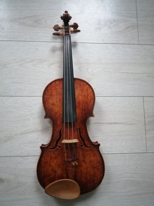 Piękne skrzypce z barokowymi wycięciami