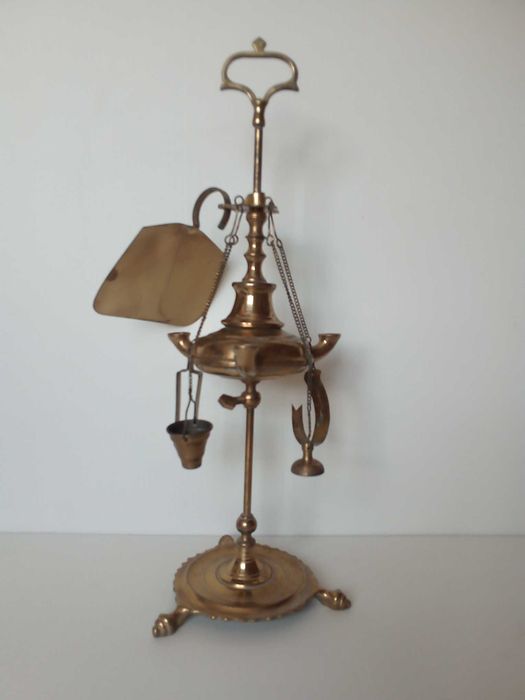 Lamparina de azeite, em latão, usada