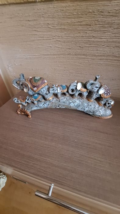 Słonie figurka uszkodzona.