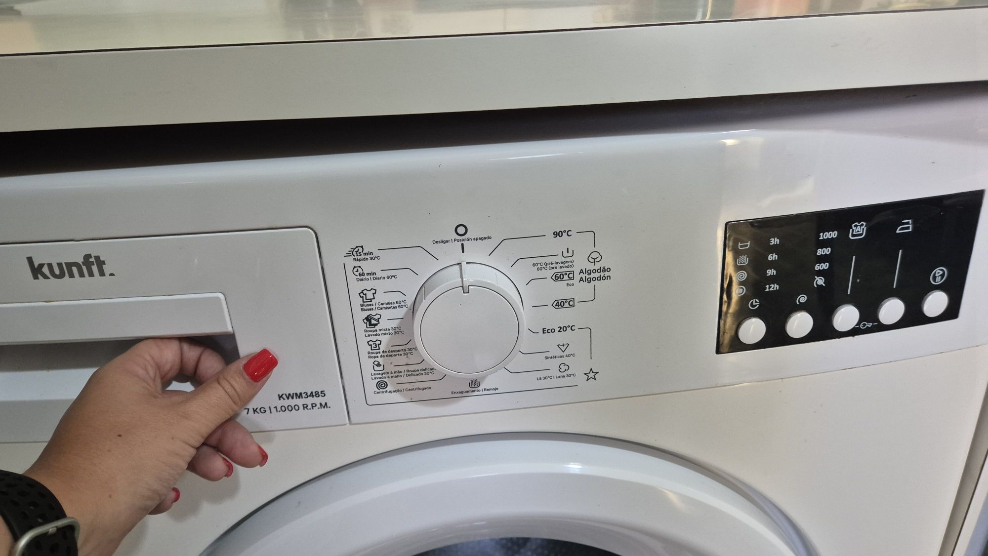 Máquina de lavar roupa a funcionar