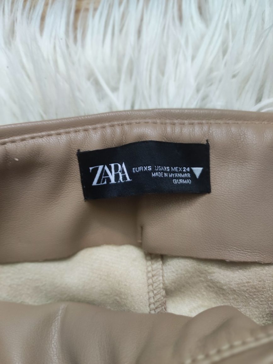 Beżowe spodnie legginsy rurki ekoskóra wysoki stan Zara 34