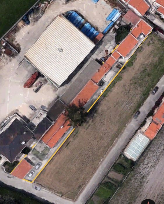Terreno com 4 Moradias