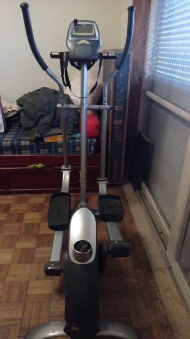 Bicicleta elíptica com pouco uso.