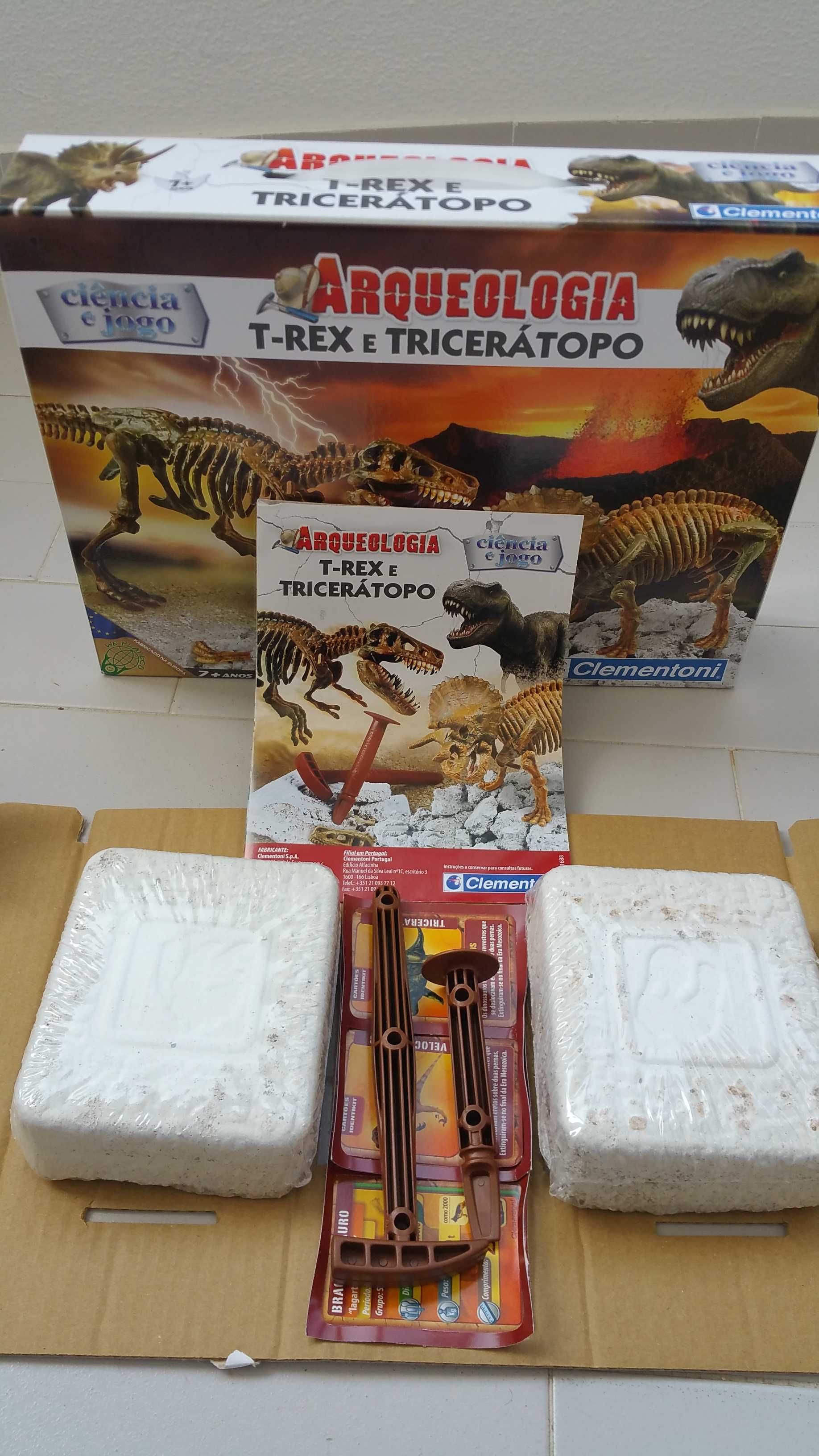 Jogo de Arqueologia T-REX e TRICERÁTOPO da CLEMENTONI.