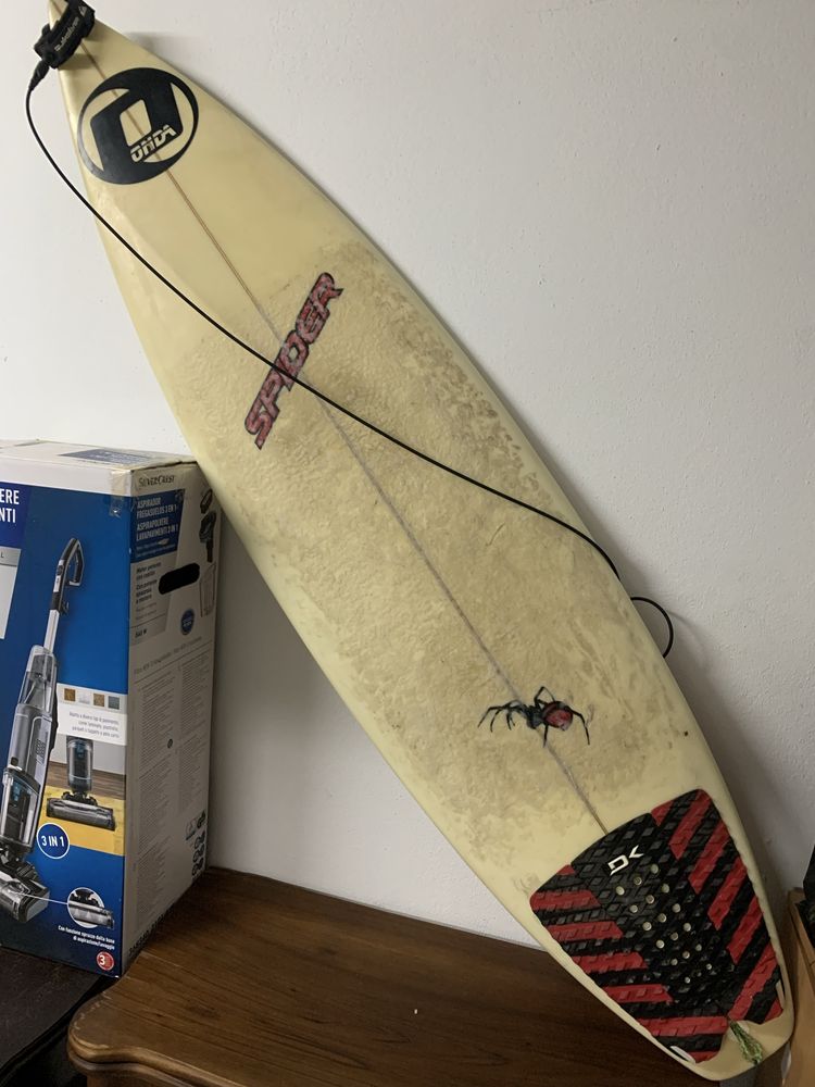 Prancha surf Spider 6.0, com leash Quicksilver, quilhas FCS e deck DK