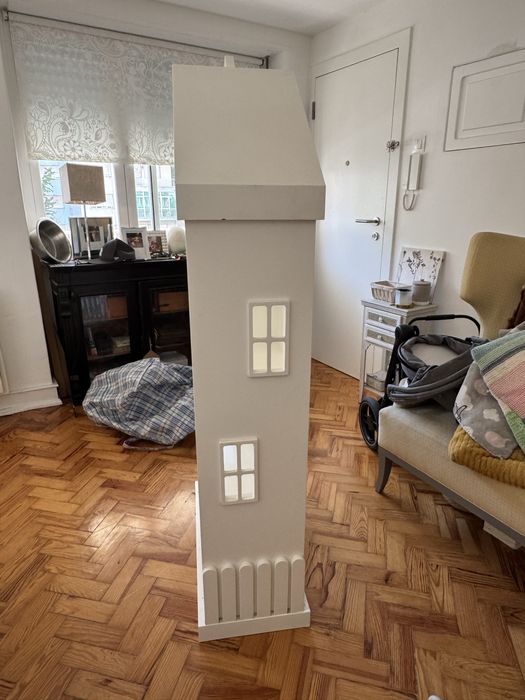 Estante lacada branca feita por medida formato de Casa.