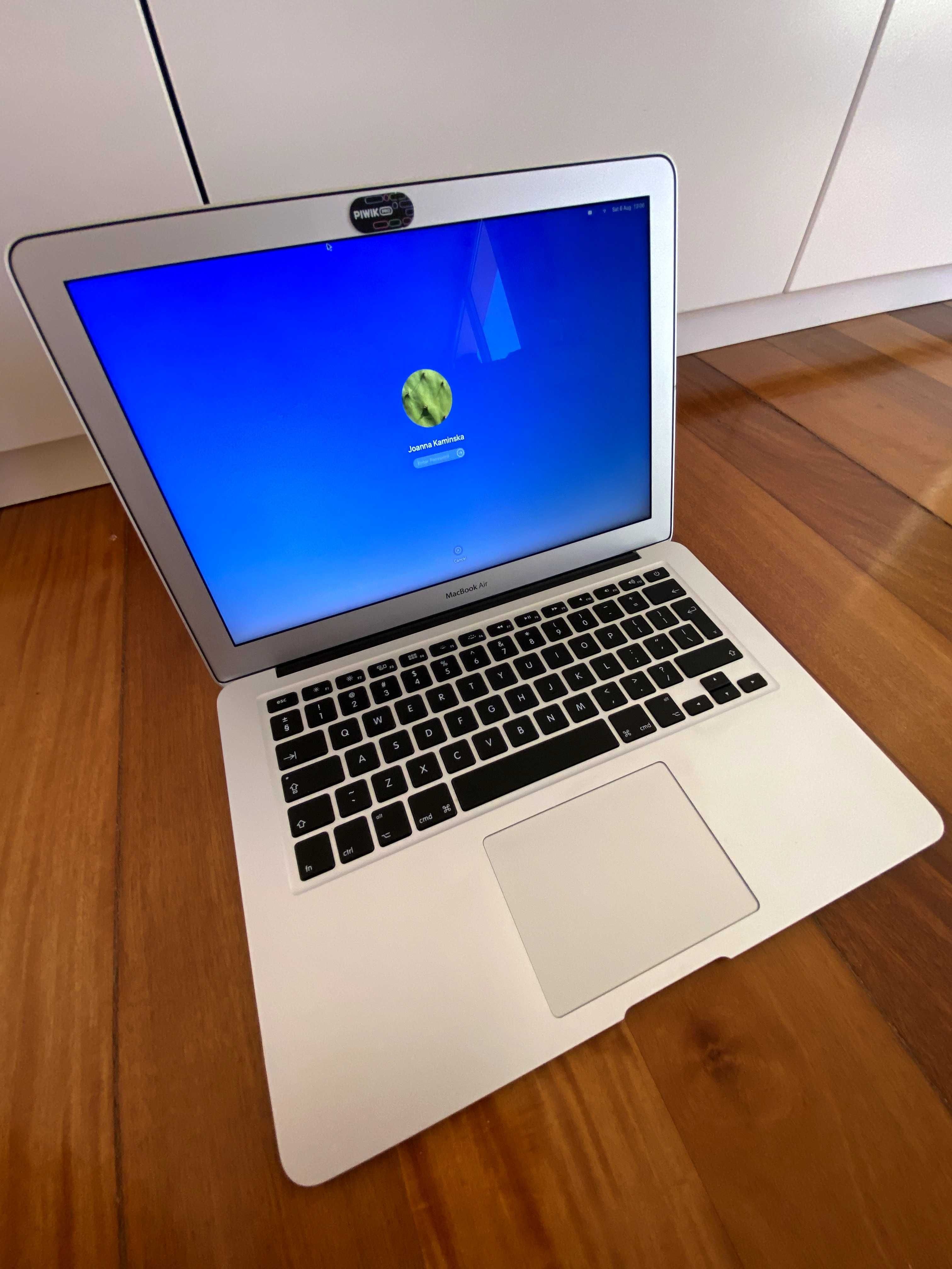 MacBook Air 13” (A1466) – i5 • 8 GB RAM • 128 GB SSD • Low Cycles