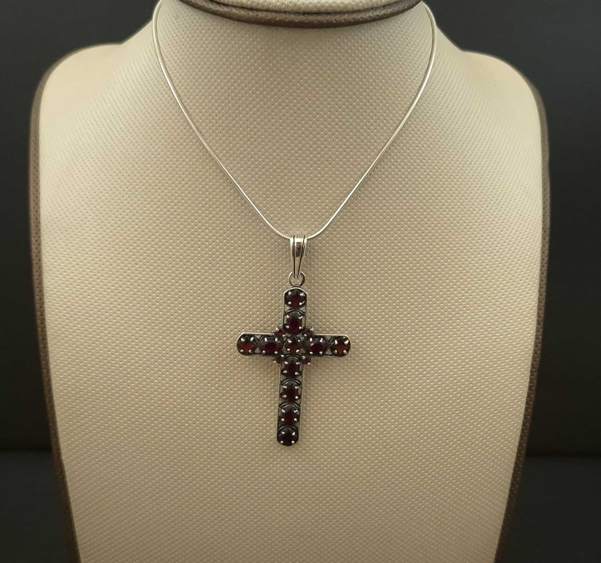 Piękny srebrny krzyżyk z rubinkami Ag925