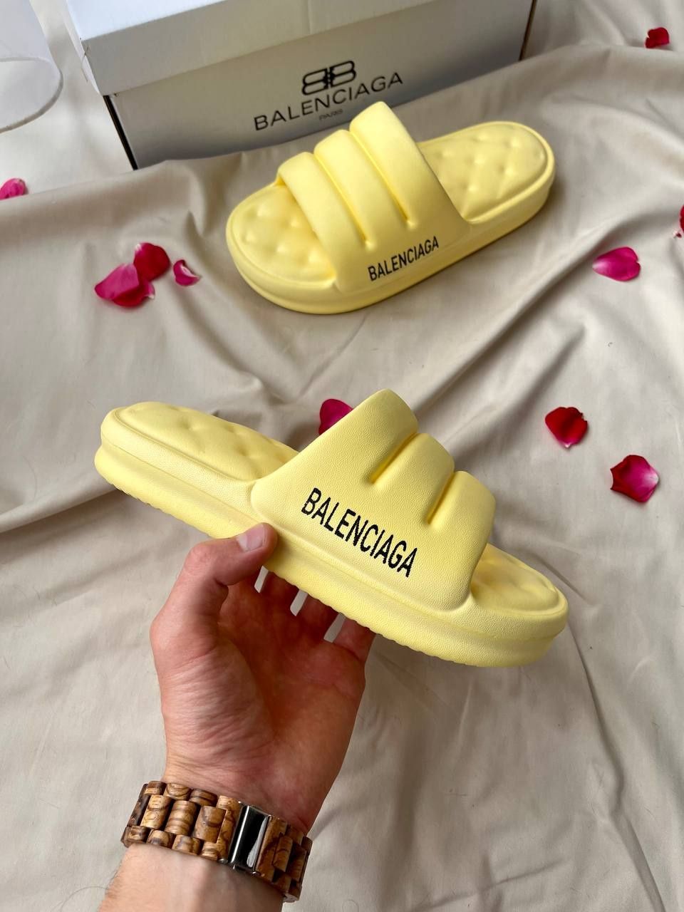 Жіночі шльопанці Balenciaga Puffy Slides ‘Yellow’