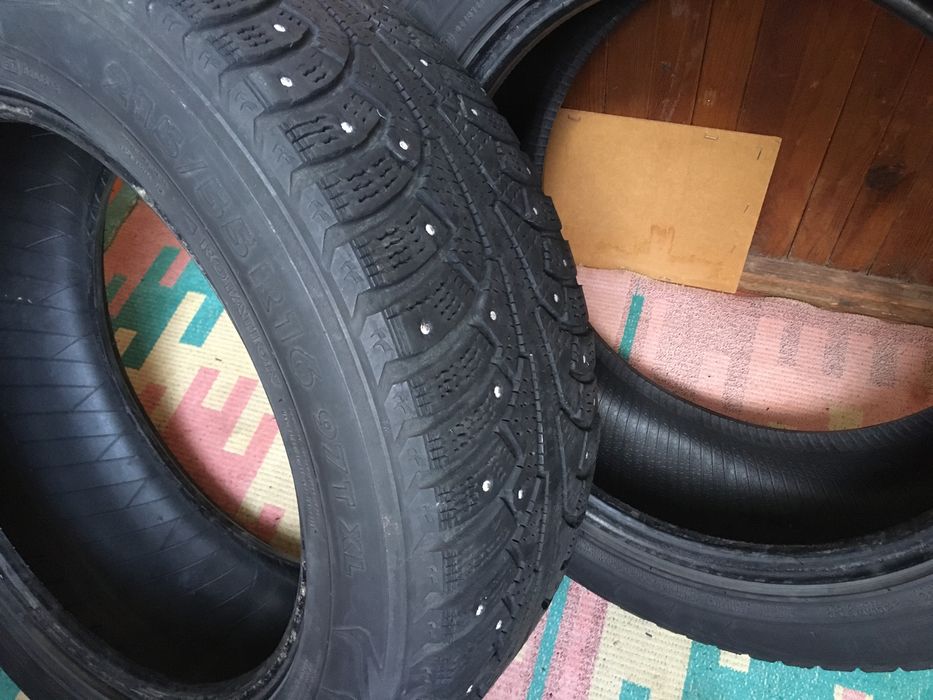 Зимняя шипованая резина на машину 215/55 R16