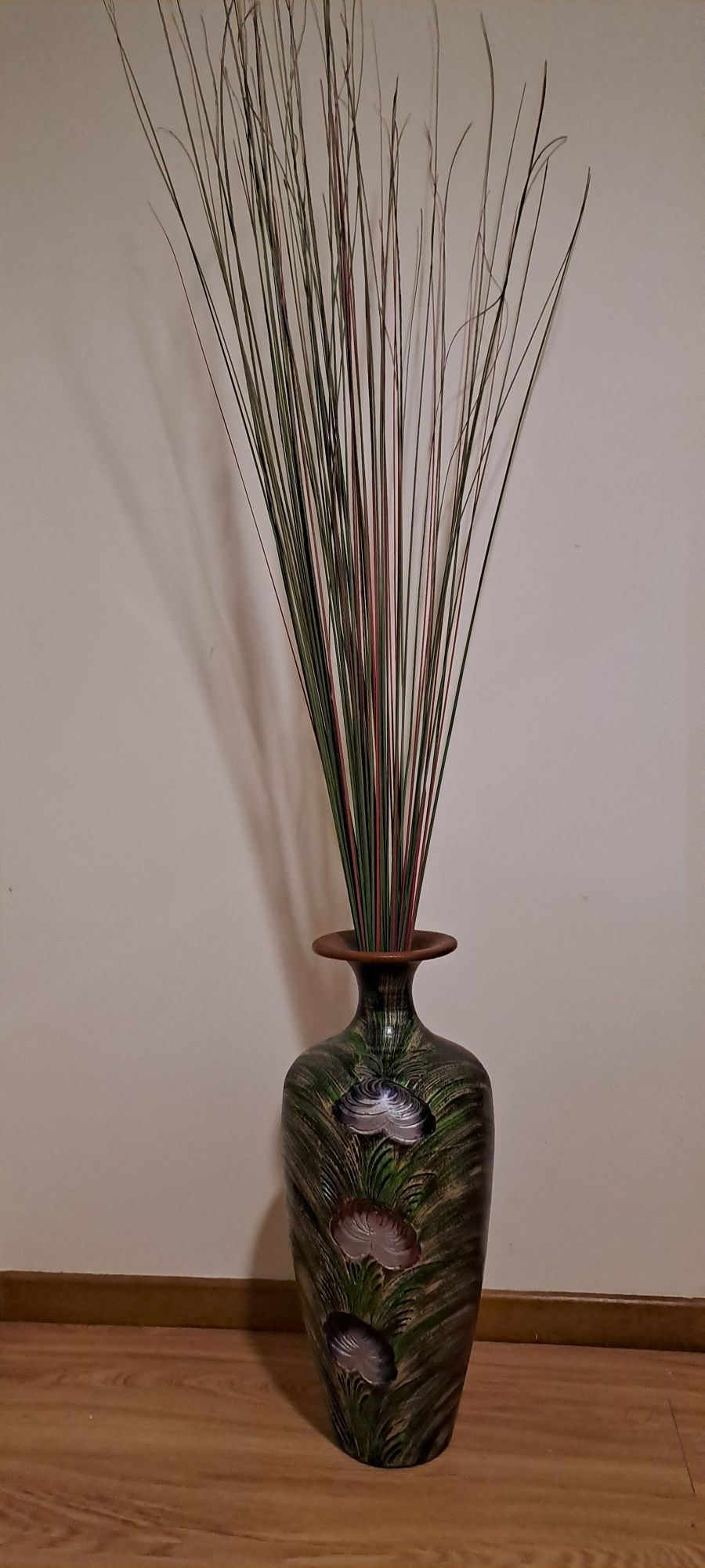 Vaso decorativo com flores em relevo