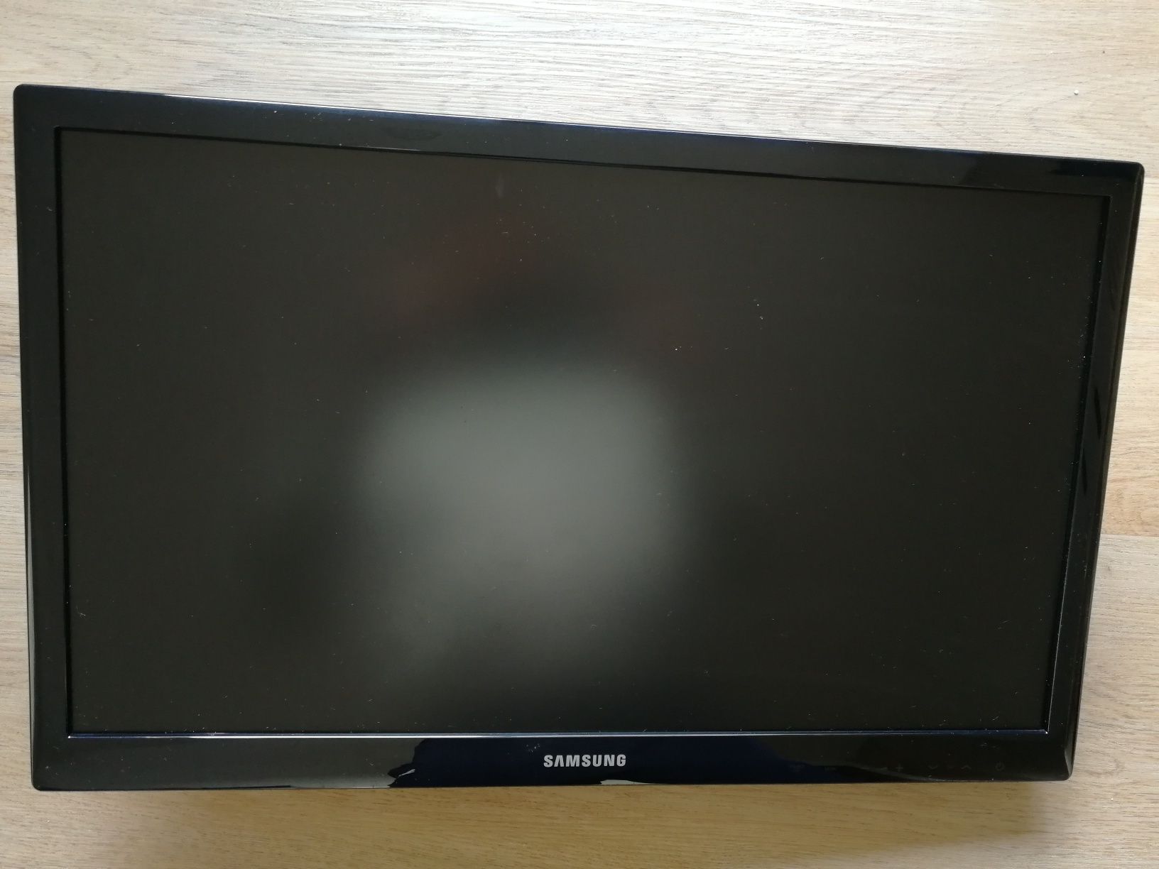 Televisão Samsung ( vendo com suporte de fixação junto e pé original)