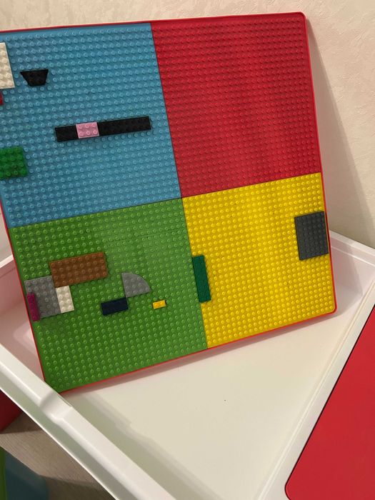 продам дитячий столик з стільцями