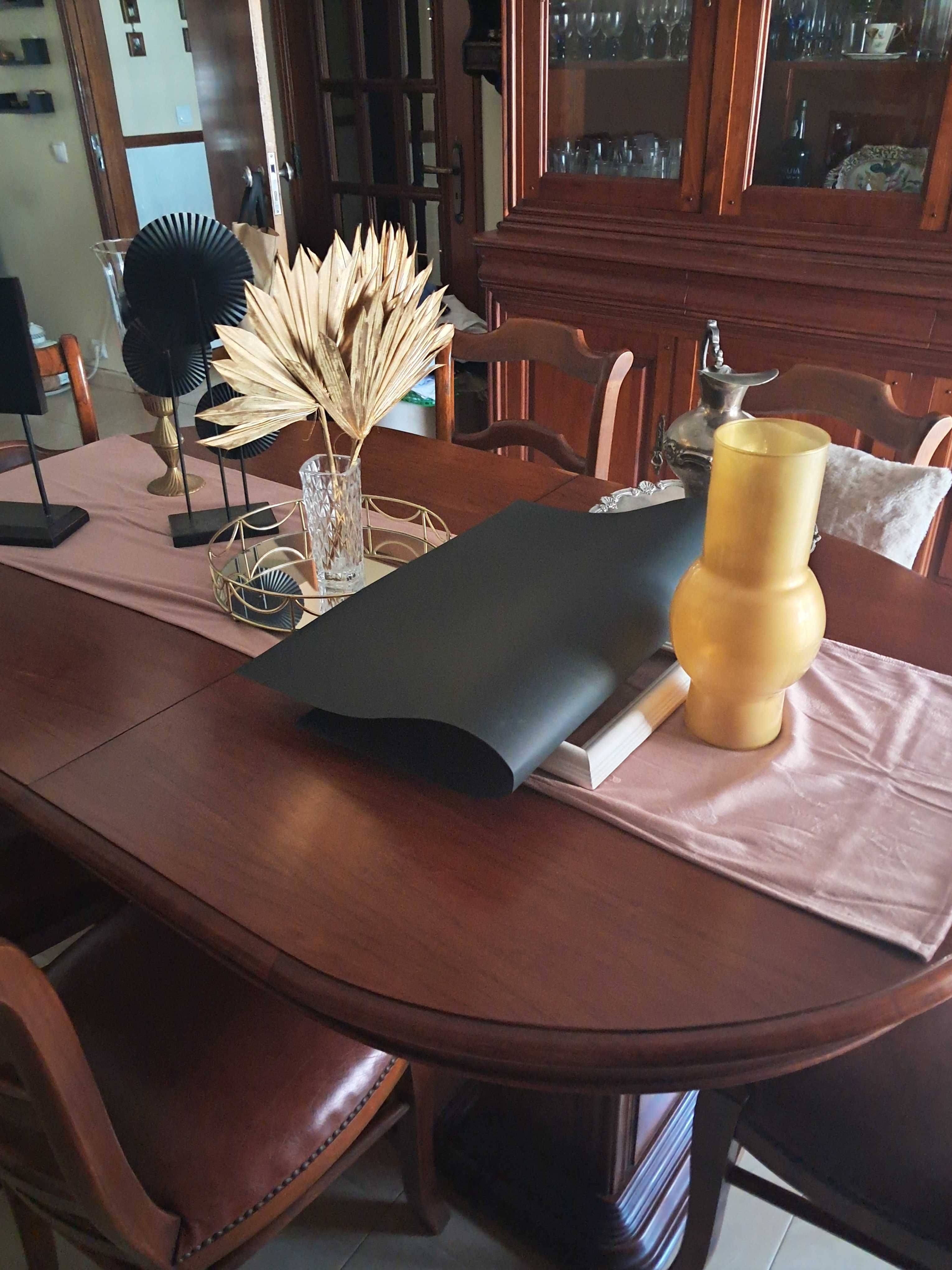 Venda de mobília de sala em cerejeira armario,mesa,cadeiras.