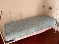 Cama de uma pessoa com colchao
